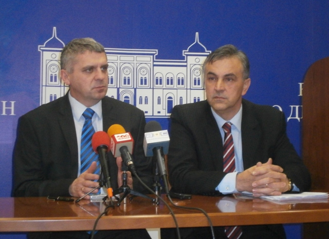 2013-02-13-Sprovodjenje_memoranduma-2