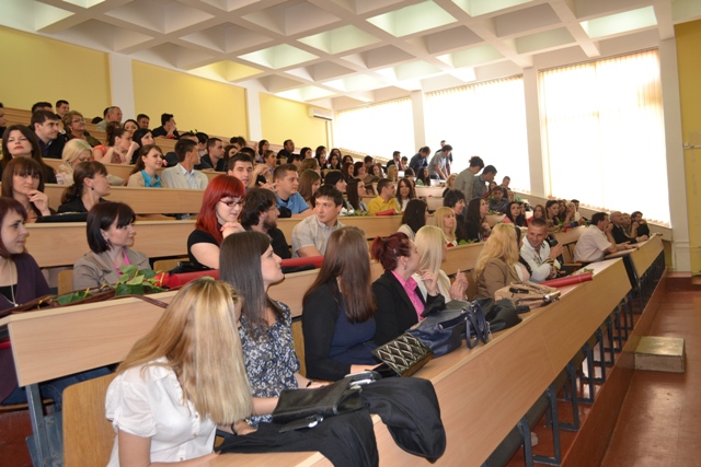 2013-05-09-Gradonacelnik_na_promociji_diploma-2