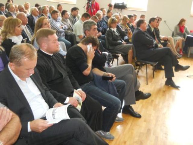 2013-10-14-100_skole_u_Razljevu-zvanicnici