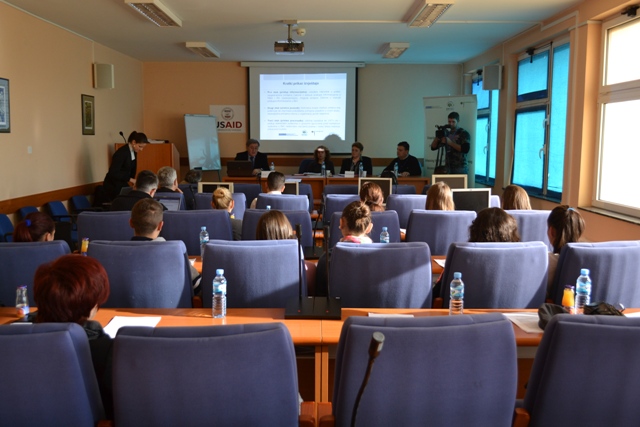 2013-11-28-Okrugli_sto-2