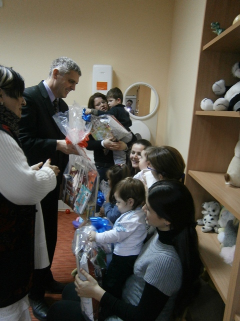 2012-12-21-Gradonacelnik_podijelio-paketice-2