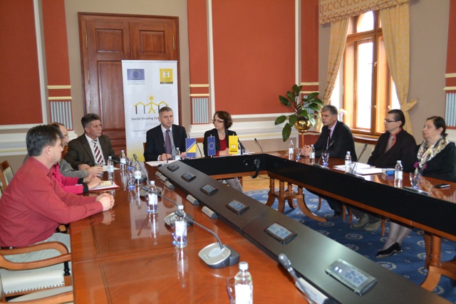 2013-12-18-Potpisani_ugovori-za_socijalno_zbrinavanje_radnika-Sala