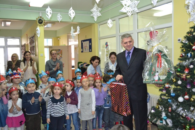 2013-12-19-Dodjela_paketica-Nasa_djeca