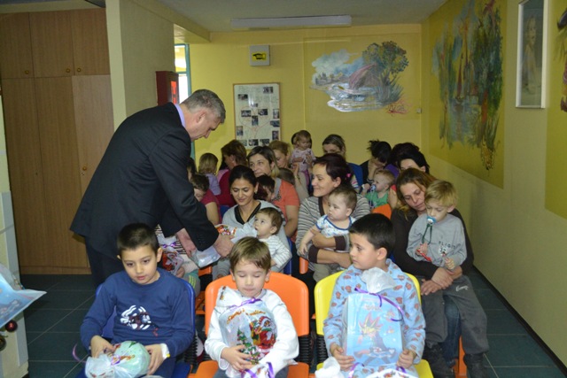 2013-12-19-Dodjela_paketica-Pedijatrija