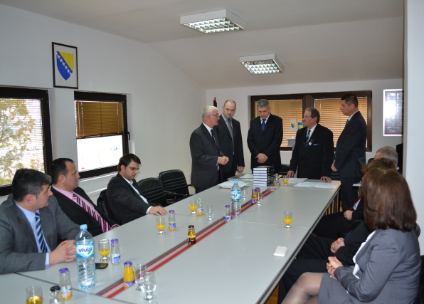 2013-12-30-Predstavnici_logoraa_urucili_zahvalnice3