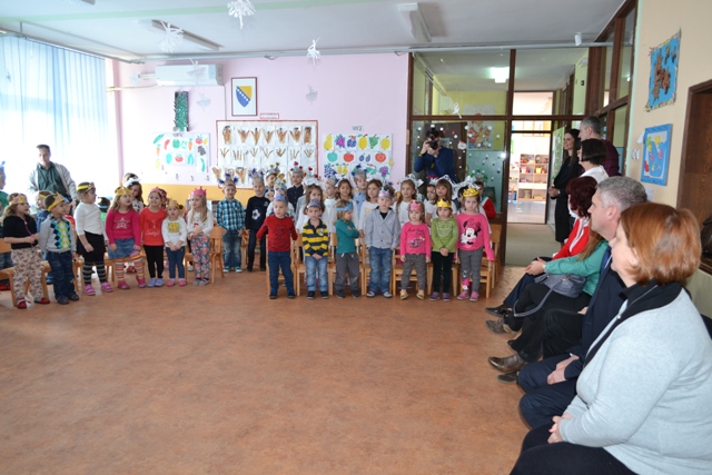 2014-12-22-Gradonacelnik_urucio_paketici_djeci-obdaniste_Nasa_djeca-2